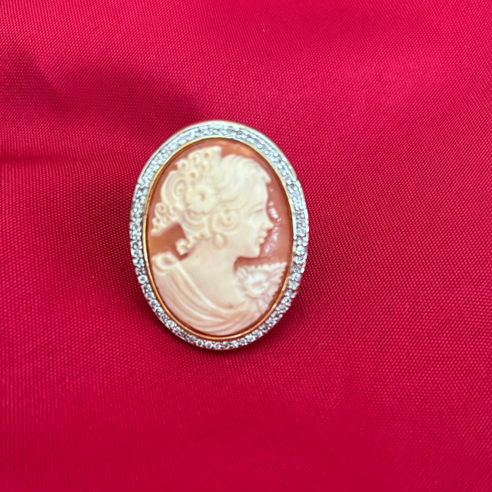 Elegant Cameo Ring with Accents